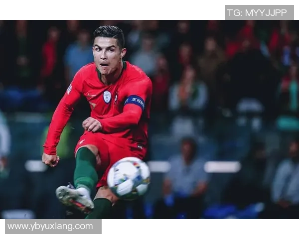 足球明星卷发男生的魅力瞬间展现时尚与运动的完美结合