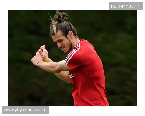 足球明星挥杆高尔夫场上展现风采与激情的完美结合